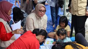 Menteri Pemberdayaan Perempuan dan Perlindungan Anak (MenPPPA) Arifah Fauzi mengunjungi posko pengungsian korban kebakaran di Pengadegan Timur, Jakarta Selatan, Minggu, 12 Oktober 2025.