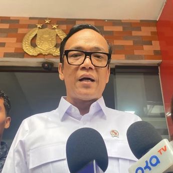 Wamenaker Noel Dampingi Korban Ijazah Tertahan Hadiri Pemanggilan Polisi