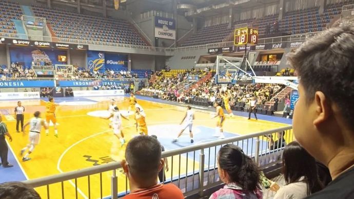 Pemain Satria Muda Pertamina Jakarta menyerang pertahanan Pacific Caesar Surabaya, dalam pertandingan IBL 2025, di Britama Arena, Jakarta.
