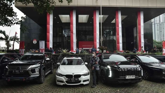 Komisi Pemberantasan Korupsi (KPK) menyita 22 kendaraan terdiri dari 15 mobil dan tujuh sepeda motor terkait operasi tangkap tangan (OTT).