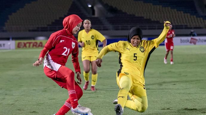 Foto arsip - Pesepak bola timnas putri Indonesia Diva Aulia Putri (kiri) berusaha melewati adangan pesepak bola timnas putri Malaysia Ireena Syazreen Binti Muhammad Fuad (kanan) pada pertandingan penyisihan Grup A Kejuaraan ASEAN Putri U-16 di Stadion Manahan, Solo, Jawa Tengah, Minggu, 24 Agustus 2025. Timnas putri Indonesia U-16 memastikan lolos ke semifinal setelah menang atas Timnas putri Malaysia U-16 dengan skor 3-1.