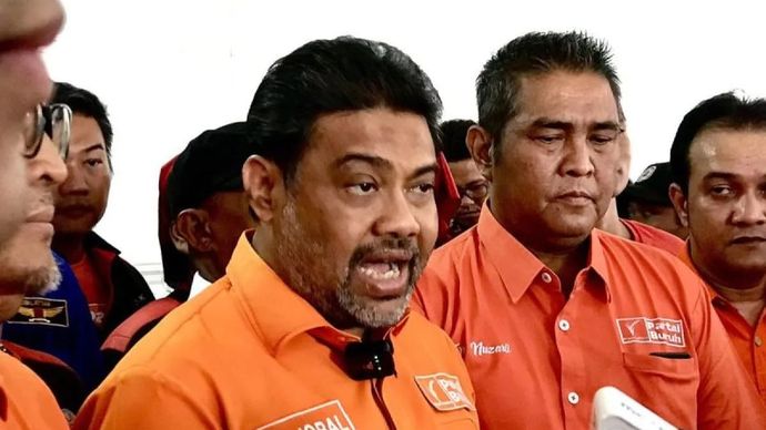 Presiden Executive Committee Partai Buruh Said Iqbal (kiri) menjawab pertanyaan media pada sela-sela peringatan tiga tahun kebangkitan Partai Buruh di Istora Senayan, Jakarta, Rabu 18 September 2024. ANTARA/Genta Tenri Mawangi/am.