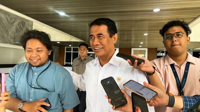 Menteri Pertanian Andi Amran Sulaiman menjawab pertanyaan awak media saat ditemui di kawasan DPR RI Senayan, Jakarta, Rabu 3 September 2025. ANTARA/Harianto.