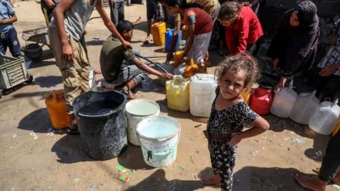 Arsip Foto - Seorang anak bersama pengungsi lainnya menunggu pembagian makanan gratis dari pusat distribusi makanan di Kota Gaza, Palestina, 14 Juli 2025.