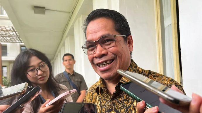 Direktur Jenderal (Dirjen) Minyak dan Gas Bumi (Migas) Kementerian ESDM Laode Sulaeman menjawab pertanyaan awak media ditemui di Kantor Kementerian ESDM, di Jakarta, Jumat 3 Oktober 2025. ANTARA/Harianto