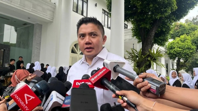 Sekretaris Kabinet Teddy Indra Wijaya memberikan pernyataan kepada wartawan di Kompleks Istana Kepresidenan, Jakarta, Selasa 7 April 2026. ANTARA/Fathur Rochman
