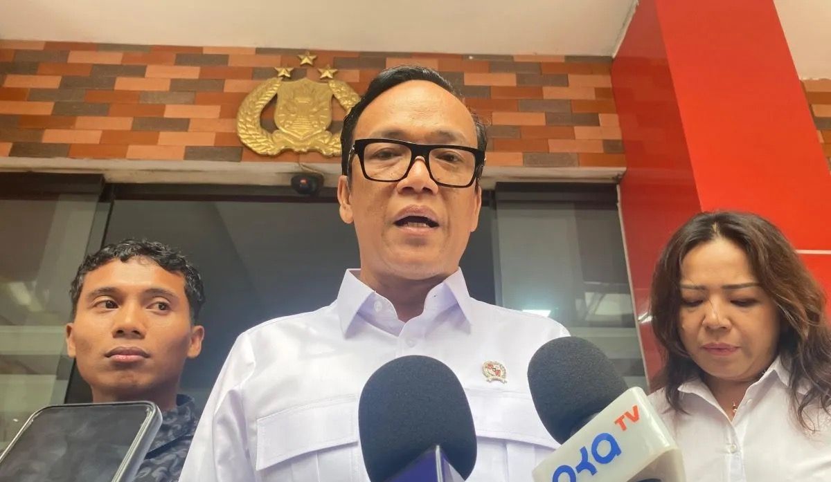 Wakil Menteri Ketenagakerjaan (Wamenaker) Immanuel Ebenezer Gerungan (Noel) mendampingi korban penahanan ijazah oleh PT Duta Palma Tower, Hebben Tarnando untuk memenuhi panggilan di Polres Metro Jakarta Selatan (Polres Metro Jaksel), Jakarta, Senin,  <b>(Antara)</b>