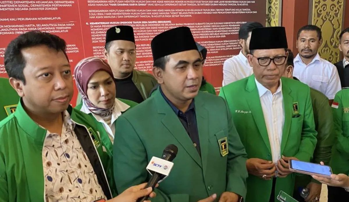 Sekretaris Jenderal Partai Persatuan Pembangunan (PPP) kubu Agus Suparmanto, Taj Yasin Maimoen (tengah), menyampaikan keterangan kepada wartawan usai mendaftarkan hasil Muktamar X PPP ke Kementerian Hukum di Jakarta, Rabu, 1 Oktober 2025. <b>(ANTARA)</b>
