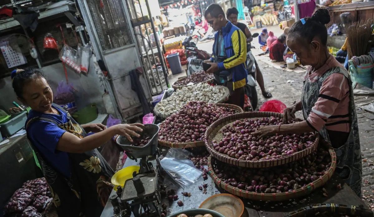 Pedagang menimbang bawang merah pesanan pembeli di Pasar MAJT, Semarang, Jawa Tengah. <b>(Antara)</b>