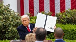 Trump Resmi Teken Tarif Baru AS, Mulai Berlaku 7 Agustus