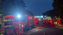60 Personel dan 12 Unit Damkar Dikerahkan Padamkan Api di Gedung Gegana