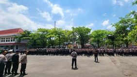 Kepolisian Resor Kota (Polresta) Pati, Jawa Tengah, mengerahkan personel untuk menjaga keamanan di tiga lokasi penting saat aksi unjuk rasa kelompok Masyarakat Pati Bersatu (MPB) yang menuntut Bupati Pati mundur pada hari ini.