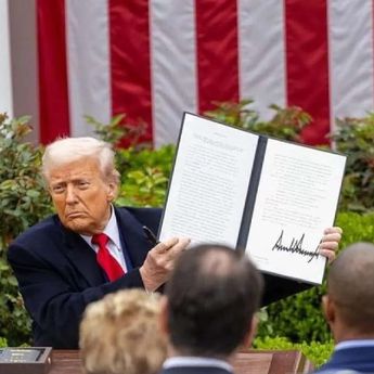 Trump Resmi Teken Tarif Baru AS, Mulai Berlaku 7 Agustus