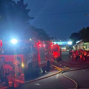60 Personel dan 12 Unit Damkar Dikerahkan Padamkan Api di Gedung Gegana