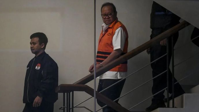 Pemilik PT Sakti Mait Jaya Langit, Hendarto berjalan mengenakan rompi tahanan usai diperiksa di Gedung Merah Putih KPK, Jakarta, Kamis 28 Agustus 2025. KPK menetapkan Hendarto sebagai tersangka dugaan tindak pidana korupsi terkait penerimaan fasilitas kredit oleh Lembaga Pembiayaan Ekspor Indonesia (LPEI) yang merugikan keuangan negara mencapai Rp1,7 triliun. ANTARA FOTO/Hafidz Mubarak A/bar