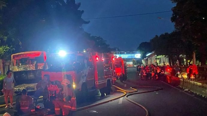Sebanyak 12 unit pemadam kebakaran mengatasi kebakaran di Gedung Gegana, Minggu 31 Agustus 2025. ANTARA/Chairul Rohman/pri.