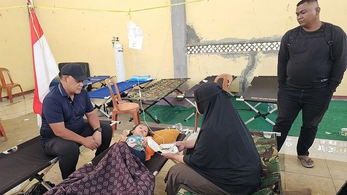 Kepala Badan Gizi Nasional (BGN) Dadan Hindayana (kiri) meninjau para siswa yang keracunan MBG di Bandung Barat, Jawa Barat, pada Selasa 23 September 2025. BGN telah menghentikan sementara operasional SPPG di wilayah tersebut. ANTARA/HO-BGN/aa.