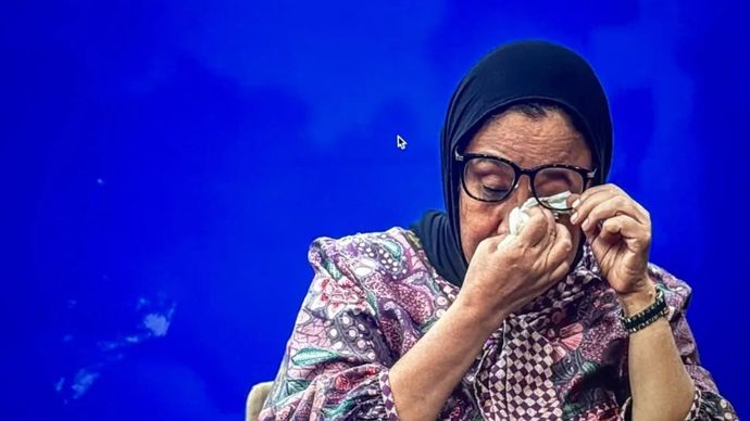 Wakil Kepala Badan Gizi Nasional (BGN) Nanik S. Deyang menangis saat memohon maaf atas kasus-kasus keracunan pada pelaksanaan Makan Bergizi Gratis dalam sesi jumpa pers di Kantor BGN, Jakarta, Jumat 26 September 2025. ANTARA FOTO/Galih Pradipta.