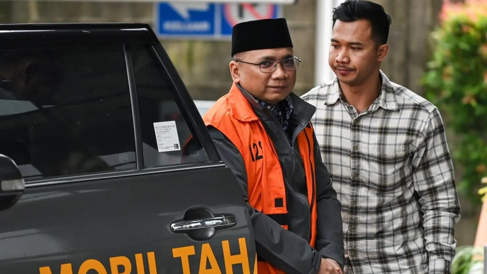 Arsip - Tersangka kasus dugaan korupsi kuota haji dan penyelenggaraan ibadah haji Yaqut Cholil Qoumas (kiri) tiba di Gedung Merah Putih KPK, Jakarta, Selasa (24/3/2026). Mantan Menteri Agama periode 2020-2024 Yaqut Cholil Qoumas kembali menjalani pen