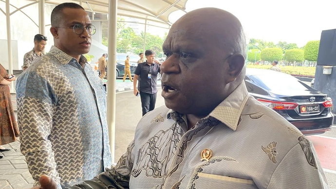 Menteri HAM Natalius Pigai menjawab wartawan di kompleks parlemen, Senayan, Jakarta, Selasa (7/4/2026). ANTARA/Fath Putra Mulya/pri.