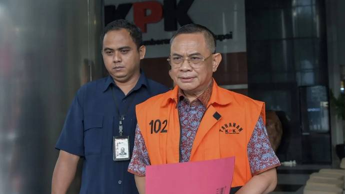 Tersangka kasus dugaan tindak pidana korupsi terkait pemerasan dalam pengisian jabatan perangkat desa di lingkungan Pemerintah Kabupaten Pati, Sudewo (kanan) berjalan keluar ruangan usai menjalani pemeriksaan di Gedung Merah Putih KPK, Jakarta, Kamis (16/4/2026). KPK melakukan pemeriksaan lanjutan terhadap bupati nonaktif Pati terkait kasus dugaan pemerasan dalam pengisian jabatan perangkat desa di lingkungan Pemerintah Kabupaten Pati dengan barang bukti uang senilai Rp2,6 miliar. ANTARA FOTO/Reno Esnir/fzn/kye