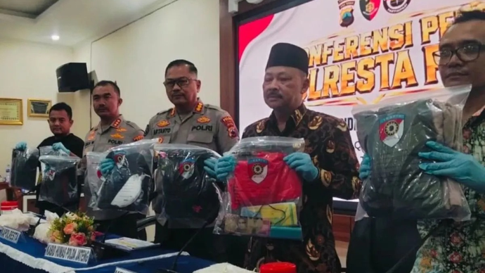 Kapolresta Pati Kombes Pol. Jaka Wahyudi, Kabid Humas Polda Jateng Kombes Pol. Artanto, Kasat Reskrim Kompol Dika HW, Kepala Kemenag Pati Ahmad Syaiku, serta Kepala UPTD PPA Dinsos P3AKB Pati Hartono menunjukkan barang bukti kasus pencabulan pengasuh Ponpes Ndolo Kusumo Tlogowungu, Kabupaten Pati, Jateng, di Mako Polresta Pati, Kamis (7/5/2026). ANTARA/Akhmad Nazaruddin Lathif. Pati (ANTARA) - Kepo