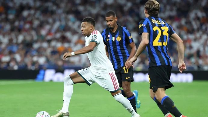 Pesepak bola Real Madrid Kylian Mbappe (kiri) menggiring bola dibayangi pesepak bola Inter Milan Nicolo Barella (kanan) dan Andy Diouf (tengah) saat Liga Champions UEFA antara Real Madrid dan Inter Milan di Stadion Santiago Bernabeu, Madrid, Spanyol, Selasa, 8September 2026.. Real Madrid berhasil meraih poin penuh dari laga melawan Inter Milan dengan skor 2-1.
