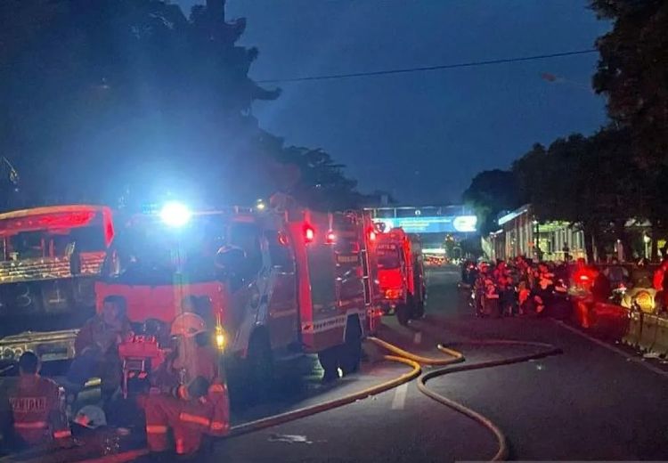 60 Personel dan 12 Unit Damkar Dikerahkan Padamkan Api di Gedung Gegana