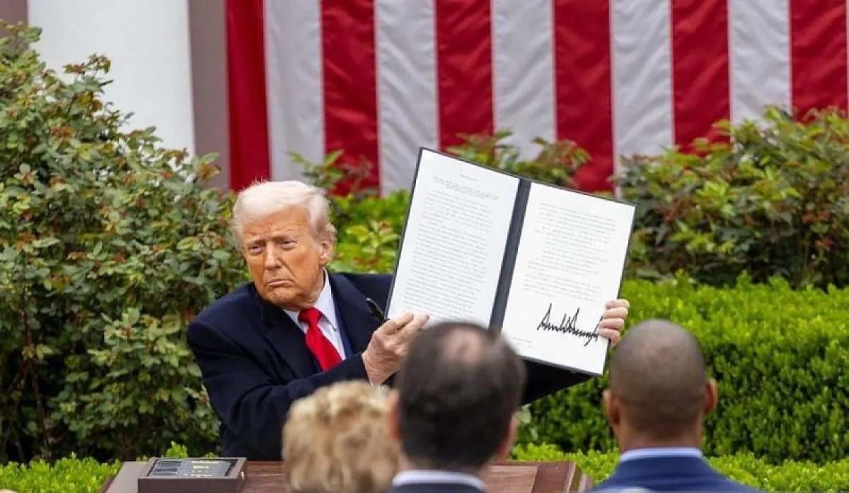 Arsip foto - Presiden Amerika Serikat Donald Trump menunjukkan perintah eksekutif tentang &quot;tarif timbal balik&quot; di Rose Garden, Gedung Putih, Washington, DC, Amerika Serikat 2 April 2025. (ANTARA/Xinhua/Hu Yousong/aa.) <b>(Antara)</b>