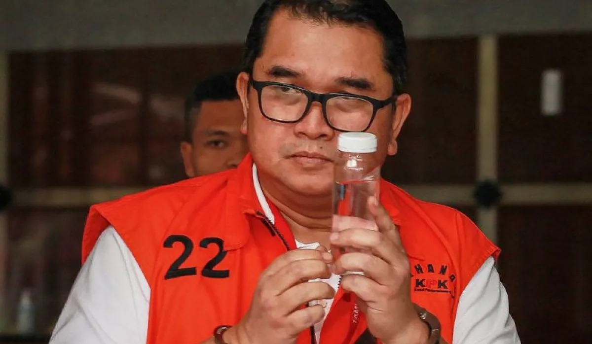 Tersangka kasus korupsi jual beli gas Hendi Prio Santoso (kiri) berjalan keluar usai menjalani pemeriksaan di Gedung Merah Putih KPK, Jakarta, Senin (9/2/2026). Mantan Dirut PT Perusahaan Gas Negara (PGN) periode 2008-2017 Hendi Prio Santoso menjalan <b>(Antara)</b>