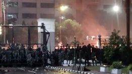 Massa Unjuk Rasa di DPR Bertahan Hingga Malam, Pagar Samping Gedung Jebol