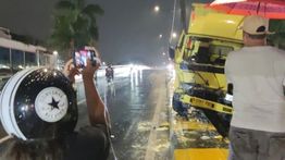 Truk Boks Tabrak Pikap Pengangkut Tahu di Flyover Buaran