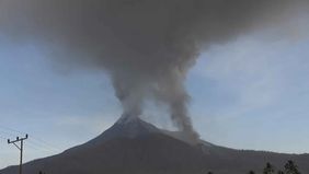 Badan Meteorologi, Klimatologi, dan Geofisika (BMKG) mengungkapkan bahwa debu vulkanik hasil letusan Gunung Lewotobi Laki-laki di Pulau Flores, Nusa Tenggara Timur, telah menyebar hingga mencapai Pulau Lombok di Nusa Tenggara Barat.