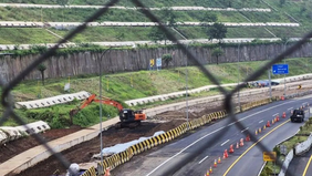 Pengelola Tol Cisumdawu akan menerapkan rekayasa lalu lintas berupa sistem contraflow selama kurang lebih empat bulan. Kebijakan ini diambil menyusul adanya pergerakan tanah yang memicu retakan sepanjang sekitar 80 meter di KM 207+300.