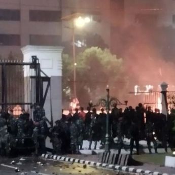 Massa Unjuk Rasa di DPR Bertahan Hingga Malam, Pagar Samping Gedung Jebol