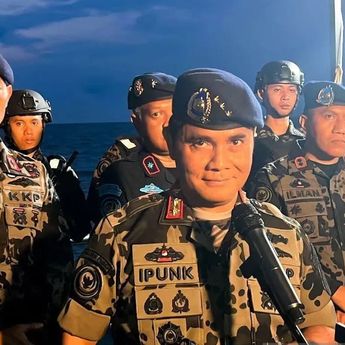 KKP Serahkan Dua WNA Filipina dan Barang Bukti Kapal Ilegal ke Kejaksaan