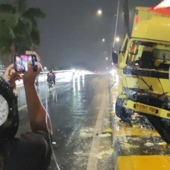 Truk Boks Tabrak Pikap Pengangkut Tahu di Flyover Buaran