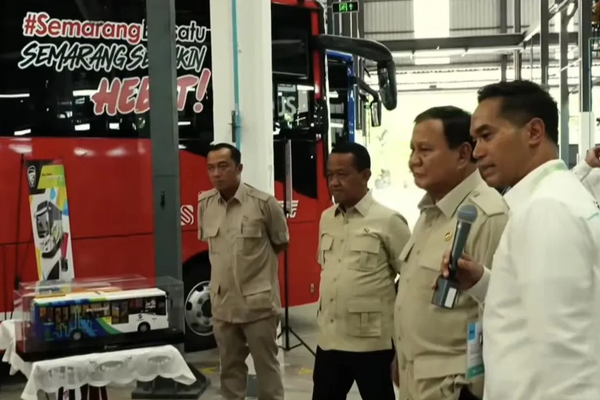 Tangkapan layar - Presiden Prabowo Subianto (kedua kanan) meninjau pabrik perakitan kendaraan komersial berbasis listrik milik PT VKTR Teknologi Mobilitas, di Magelang, Jawa Tengah, Kamis (9/4/2026). ANTARA/Prisca Triferna