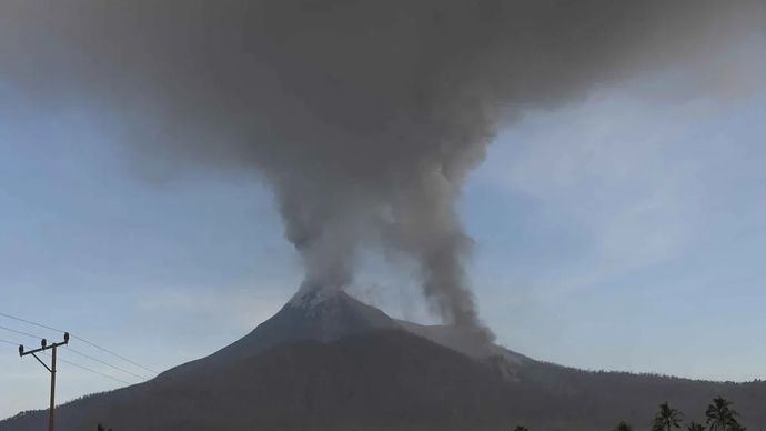 Kolom asap bercampur abu erupsi yang keluar dari kawah Gunung Lewotobi Laki-laki terlihat dari Desa Pululera di Wulanggitang, Kabupaten Flores Timur, Nusa Tenggara Timur, Senin (11/11/2024). 