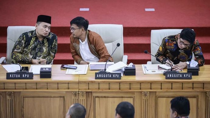 Ketua Komisi Pemilihan Umum (KPU) RI Mochammad Afifuddin (kiri) berbincang dengan anggota KPU Idham Holik (tengah) dan August Mellaz (kanan) saat mengikuti rapat koordinasi di Gedung KPU, Jakarta, Senin (3/3/2025).