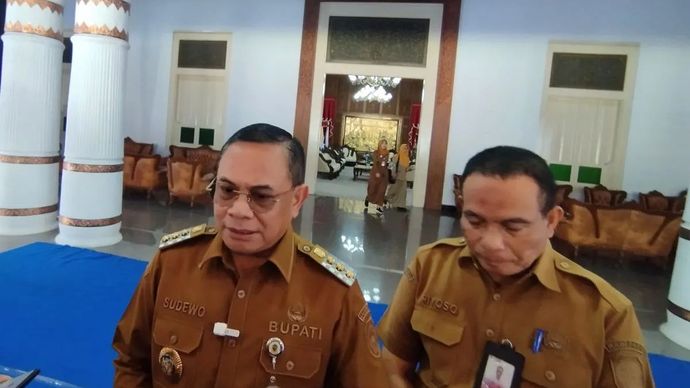Bupati Pati Sudewo didampingi Plt Sekretaris Daerah (Sekda) Kabupaten Pati Riyoso. Kamis, 7 Agustus 2025.