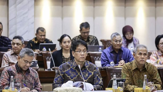 Menteri Keuangan Purbaya Yudhi Sadewa (tengah) didampingi Wakil Menteri Keuangan Suahasil Nazara (kiri) dan Anggito Abimanyu (kanan) mengikuti rapat kerja dengan Komisi XI DPR di Kompleks Parlemen, Senayan, Jakarta, Kamis, 11 September 2025.