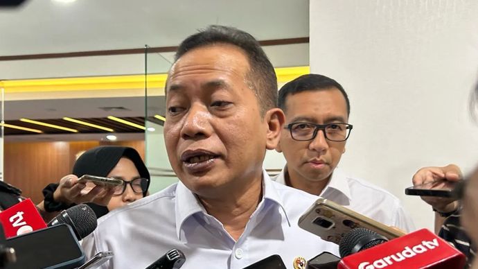 Menteri Koperasi (Kopdes) Ferry Juliantono berbicara kepada wartawan usai menghadiri Rapat Koordinasi Monitoring dan Evaluasi Etapi II Kopdes di Kantor Kementerian Koordinator Bidang Pangan, Jakarta, Senin, 15 September 2025.
