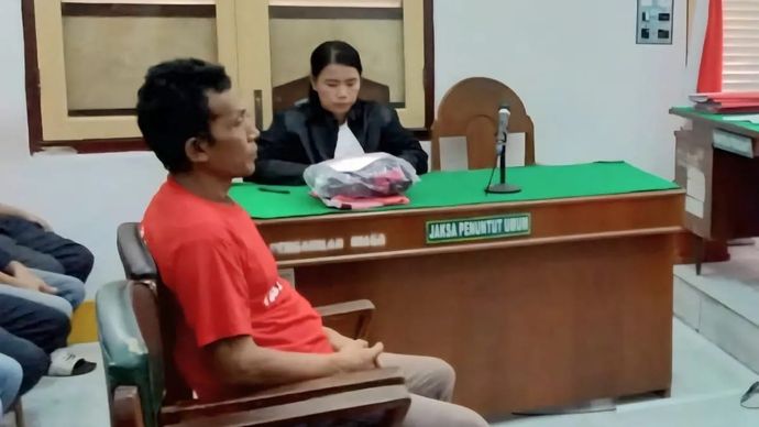 Terdakwa Fadli ketika mendengarkan tuntutan dari JPU di ruang sidang Cakra V, Pengadilan Negeri Medan, Rabu 24 September 2025. ANTARA/Aris Rinaldi Nasution.