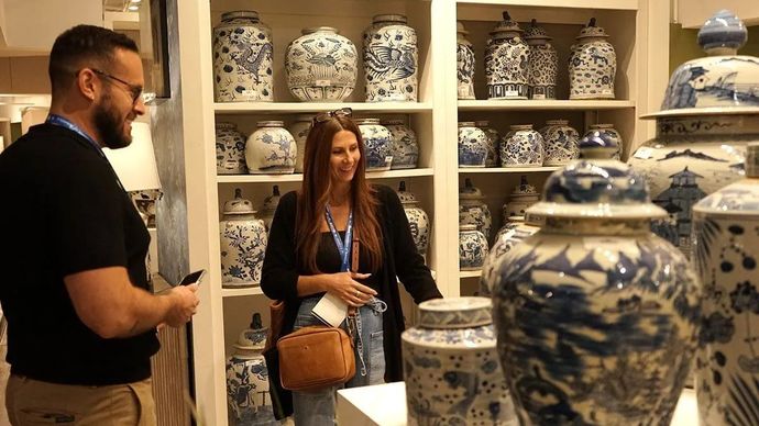 Pengunjung mengunjungi ruang pameran Lily's Living, sebuah perusahaan berbasis di Gardena yang mengkhususkan diri dalam furnitur kayu dan keramik tradisional China, saat berlangsung pameran musim panas Las Vegas Market 2025 di Las Vegas, Nevada, Amer