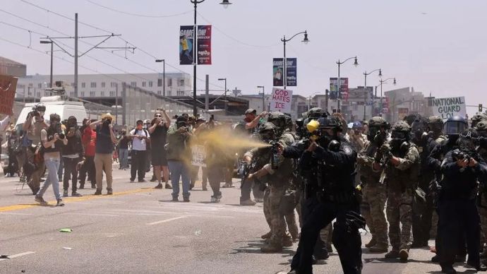 Polisi menyemprotkan gas air mata saat berlangsungnya aksi demonstrasi menentang kebijakan imigrasi di California, Los Angeles, Amerika Serikat, Minggu (8/6/2025). Aksi menolak kebijakan Presiden Trump yang akan mendeportasi imigran ilegal maupun bermasalah itu berlangsung rusuh.