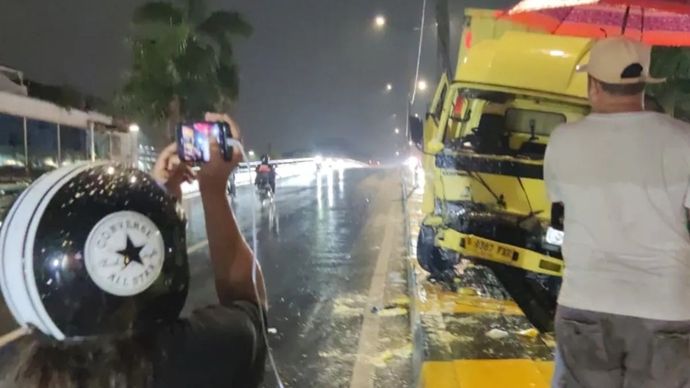 Sebuah truk boks menabrak mobil pikap pengangkut tahu di ruas flyover Buaran arah Kalimalang, kawasan Klender, Duren Sawit, Jakarta Timur.