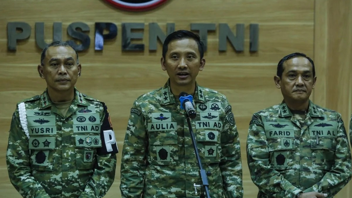 Kapuspen TNI Mayjen TNI Aulia Dwi Nasrullah (tengah) didampingi Komandan Pusat Polisi Militer Mayjen TNI Yusri Nuryanto (kiri) dan Kepala Badan Pembinaan Hukum Laksamana Muda TNI Farid Ma`ruf (kanan) menyampaikan keterangan saat konferensi pers di Mabes TNI, Cilangkap, Jakarta, Rabu (25/3/2026). Dalam konferensi pers tersebut Kepala Pusat Penerangan TNI Mayjen TNI Aulia Dwi Nasrullah mengatakan jabatan Kepala Badan Intelijen Strategis (Kabais) yang sebelumnya dijabat oleh Letjen TNI Yudi Abrimantyo telah diserahkan imbas dari pengusutan kasus penyiraman air keras kepada aktivis KontraS Andrie Yunus. ANTARA FOTO/Asprilla Dwi Adha/nz