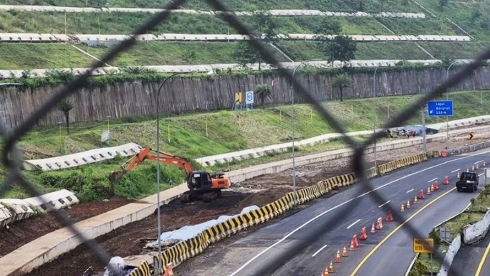 Alat berat melakukan pengerukan dalam perbaikan jalan akibat retakan tanah di Tol Cisumdawu, Kabupaten Sumedang, Jawa Barat. ANTARA/Ilham Nugraha.
