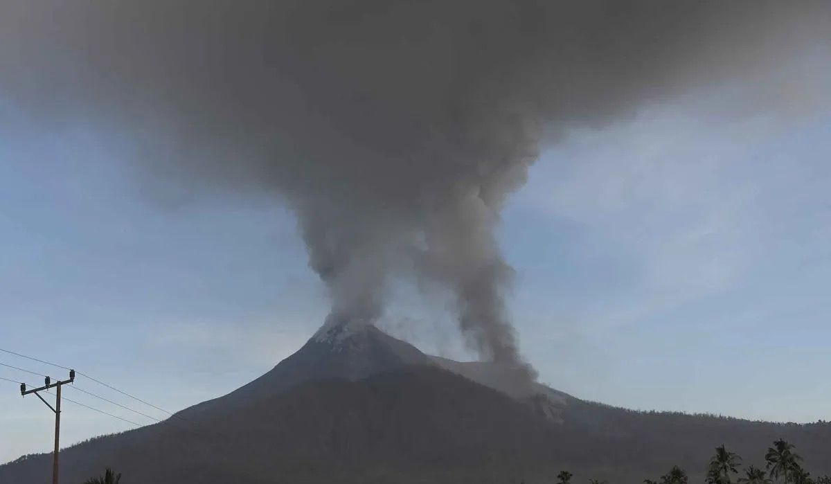 Kolom asap bercampur abu erupsi yang keluar dari kawah Gunung Lewotobi Laki-laki terlihat dari Desa Pululera di Wulanggitang, Kabupaten Flores Timur, Nusa Tenggara Timur, Senin (11/11/2024).  <b>(Antara)</b>